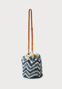 Borsa a secchiello all'uncinetto in un motivo zigzag blu e crema, con una tracolla in pelle beige e un sistema di chiusura con cordoncino nella parte superiore.