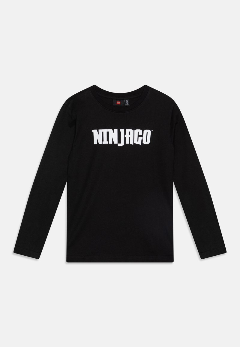 Schwarzes langärmeliges T-Shirt aus Baumwolle mit einem auffälligen weißen "NINJAGO"-Logo, das quer über die Brust gedruckt ist. Klassisches Rundhalsdesign.