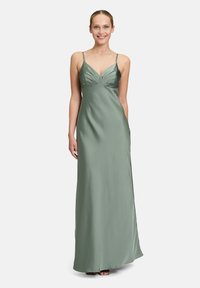 Satin-Maxi-Kleid in gedämpftem Grün, mit dünnen Trägern, einem gefältelten Herzen-Ausschnitt und einer glatten, fließenden Silhouette.