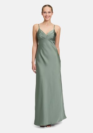 Abito maxi in satin di un verde tenue, caratterizzato da spalline sottili, un collo a cuore plissettato e una silhouette morbida e fluida.