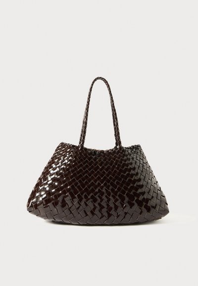 Sac à main tissé en marron foncé, avec une finition brillante, une forme conique et des poignées tressées. Le motif texturé ajoute de la profondeur et de l'intérêt visuel.