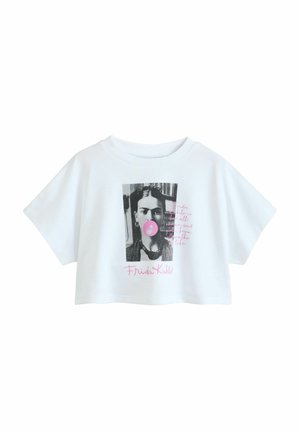 Tricou scurt alb cu un portret alb-negru al Fridei Kahlo suflând gumă de mestecat roz și text roz dedesubt și pe lateral.
