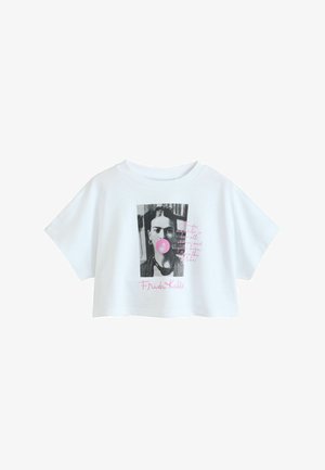 Biały krótki T-shirt z czarno-białym portretem Fridy Kahlo dmuchającej różową gumową bańkę i różowym tekstem poniżej i z boku.