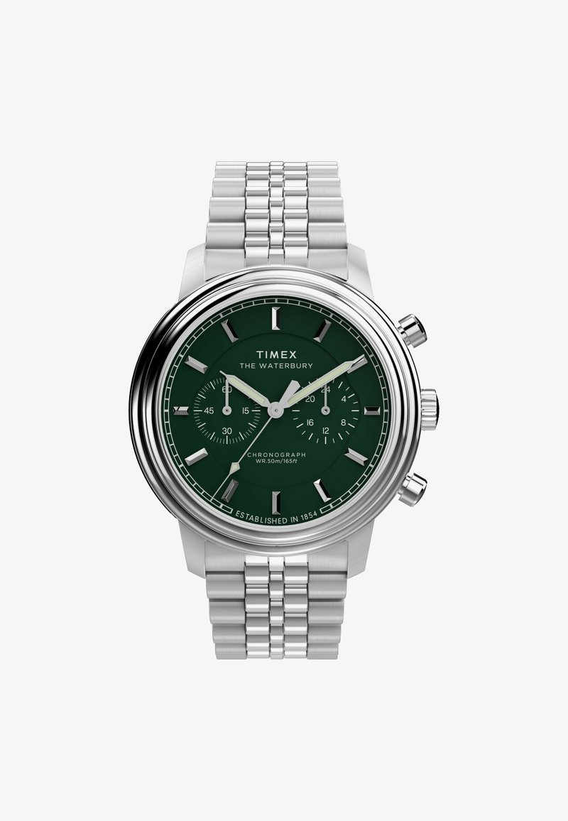 Montre chronographe Timex Waterbury avec un cadran vert, un boîtier en acier inoxydable argenté et un bracelet métallique à maillons. Résistante à l'eau jusqu'à 50 m.