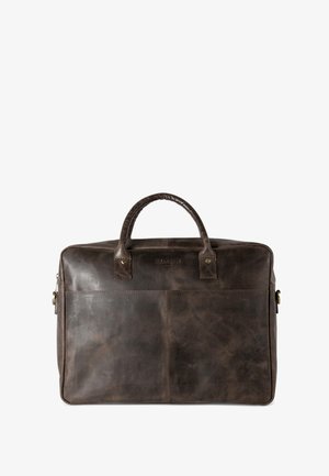 Braune Lederhandtasche mit oberen Griffen, Fronttaschen und einer glatten Textur. Verfügt über dezente Markenkennzeichnung und robuste Hardware-Akzente.