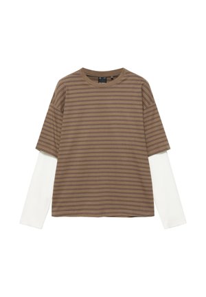 Camicia marrone a maniche corte con sottili righe orizzontali sovrapposta a una camicia bianca a maniche lunghe, mostrata su sfondo bianco.