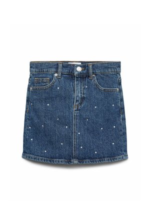 Mini-jupe en denim bleu avec poches avant, passants pour ceinture, fermeture par bouton et petits clous argentés dispersés en décoration.