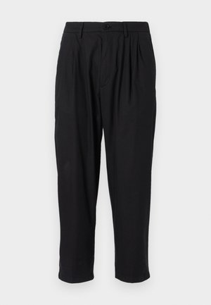 Pantaloni negri, plisati, dintr-un material moale, având închidere cu un singur nasture, picioare înguste și fără modele sau accente vizibile.