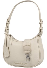 Beige leren handtas met een gebogen ontwerp, ritsluiting, metalen hardware en een verstelbare schouderband. Voorzien van een logo en een gestructureerd detail.