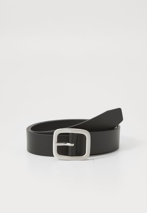 Ceinture en cuir noir avec une texture lisse, dotée d'une boucle rectangulaire en métal argenté et d'une seule ardillon pour la fermeture.