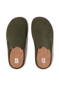 Groene suède instappers met een gladde afwerking, ronde neus en lichtbruine gevoerde zolen. Minimalistisch ontwerp zonder sluitingen.