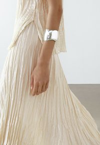 Massimo Dutti FLOWING PLEATED MIDI - Maxi sukně - beige