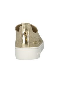 Scarpa beige con tomaia in tessuto testurizzato, accentuazione del tacco metallico dorato e suola in gomma bianca. Presenta un dettaglio con logo sul retro.