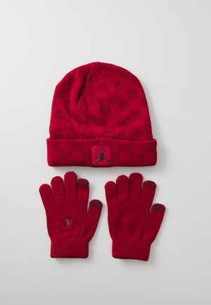Bonnet en tricot rouge avec un revers, arborant un logo noir. Paire de gants rouges avec des détails noirs aux bouts des doigts et un logo. Texture douce.