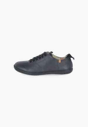 Schwarzer Leder-Low-Top-Sneaker mit schwarzen Schnürsenkeln, abgerundeter Spitze und kleinem hellbraunem Etikett nahe der Ferse auf weißem Hintergrund.