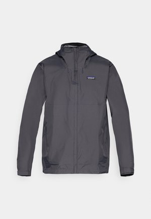 Grau wasserfeste Jacke mit Kapuze, langen Ärmeln und Reißverschlusstaschen. Glatte Textur mit verstellbaren Kordeln und Logo auf der linken Brust.