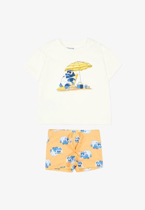 Peuterkleding met wit shirt met een panda onder een geel gestreepte paraplu en gele shorts met een patroon van panda's die een duikbril dragen.