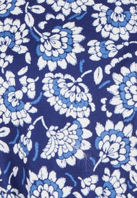 Tessuto blu navy con un motivo floreale bianco e azzurro chiaro, caratterizzato da fiori e foglie stilizzati, con forme e dimensioni variabili in tutto il design.