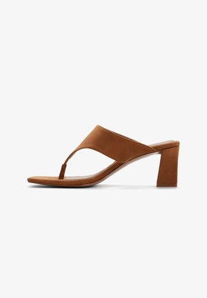 Bruine suède sandaal met open teen, teenriempje, brede band en blokhak op een witte achtergrond.