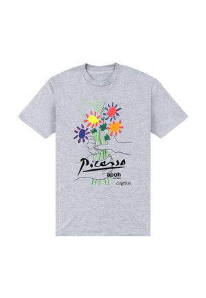 Lichtgrijs T-shirt met kleurrijke handgetekende bloemen, vastgehouden door twee handen, en zwarte tekst "Picasso apoh London" op de voorkant.