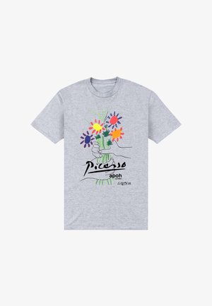 Lichtgrijs T-shirt met kleurrijke handgetekende bloemen, vastgehouden door twee handen, en zwarte tekst "Picasso apoh London" op de voorkant.