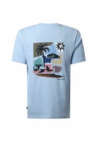 Lichtblauw t-shirt met korte mouwen, met een grafische print van palmbomen, zon en een stoel, met de tekst "pierre cardin" eronder.