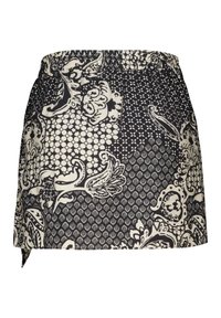 Jupe à motifs noir et blanc présentant des designs floraux et géométriques, taille élastique et détail de nouage sur le côté pour un ajustement réglable.