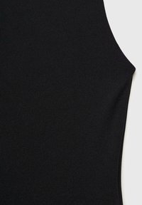 Débardeur à côtes noires avec une coupe ajustée, fabriqué en tissu lisse et extensible. Il présente un col rond et un design sans manches.