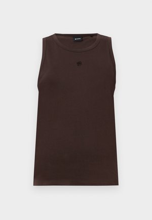 Ruskea hihaton puuvillainen toppi, jossa pyöreä pääntie ja pieni kohokuvioitu logo rinnassa, asetettuna litteästi vaaleanharmaalle taustalle.