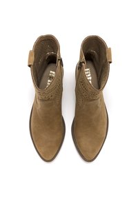 Par de botas de tobillo de ante color tostado con secciones superiores perforadas y cremalleras laterales, vistas desde arriba sobre un fondo blanco.