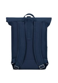 Zaino roll-top blu navy realizzato in tessuto, dotato di spallacci imbottiti regolabili, maniglia superiore e dettagli in hardware argentato.