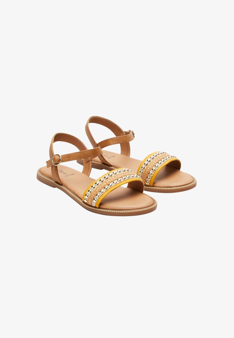 Paire de sandales plates marron avec des brides de cheville et des bandes avant décorées de galon jaune et de perles métalliques.