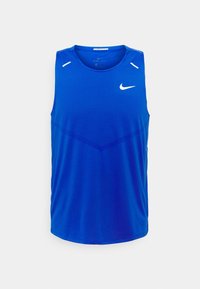 Modrý bezrukávový sportovní top vyrobený z materiálu Dri-FIT. Disponuje kulatým výstřihem, reflexními prvky a jemným chevronovým vzorem na přední straně.