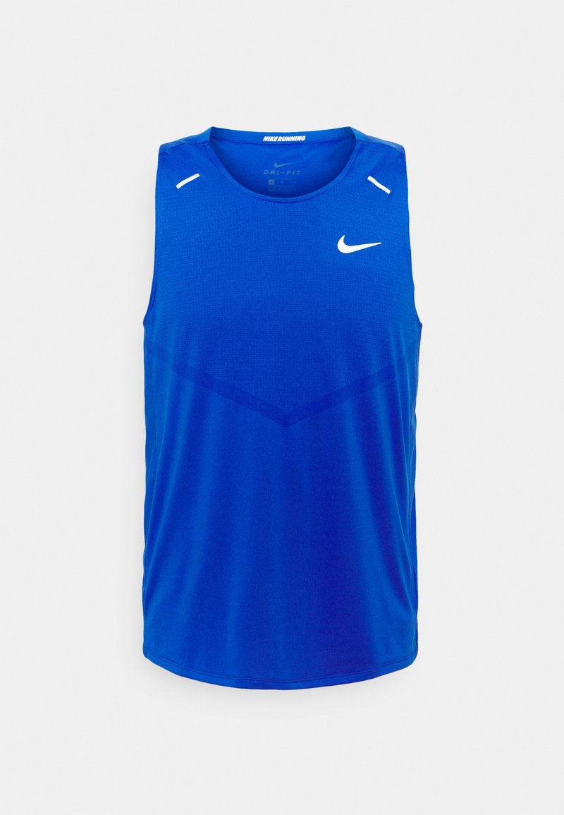 Modrý bezrukávový sportovní top vyrobený z materiálu Dri-FIT. Disponuje kulatým výstřihem, reflexními prvky a jemným chevronovým vzorem na přední straně.
