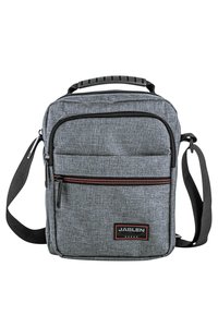 Bolso de hombro de tela gris con acentos negros, que cuenta con un asa superior, correa ajustable, bolsillo frontal con cremallera y parche de marca.