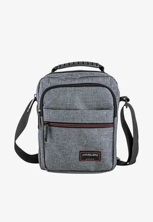 Bolso de hombro de tela gris con acentos negros, que cuenta con un asa superior, correa ajustable, bolsillo frontal con cremallera y parche de marca.