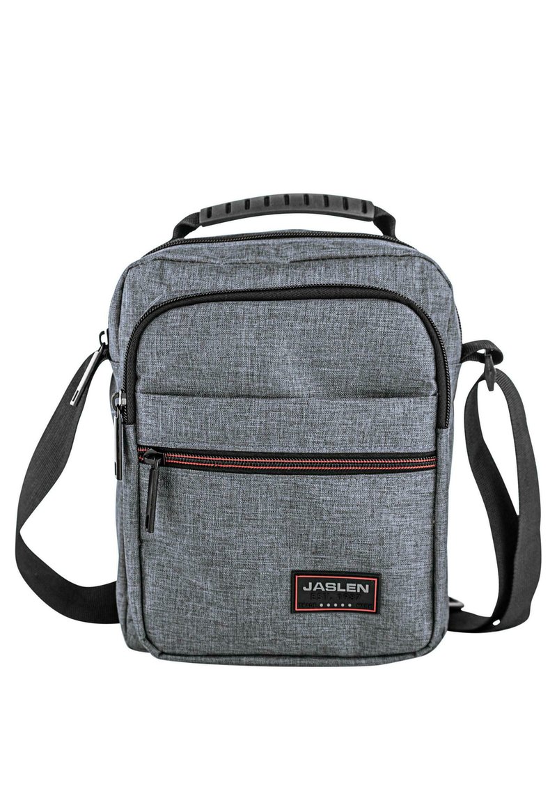 Bolso de hombro de tela gris con acentos negros, que cuenta con un asa superior, correa ajustable, bolsillo frontal con cremallera y parche de marca.