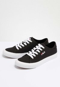 Sneakers neri in tela con lacci bianchi e suole in gomma. Presentano una suola texturizzata e un accento del logo rosso e blu sul lato.