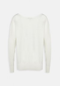 Pull blanc à manches longues avec un col large et des poignets et ourlet côtelés, présenté à plat sur un fond blanc.