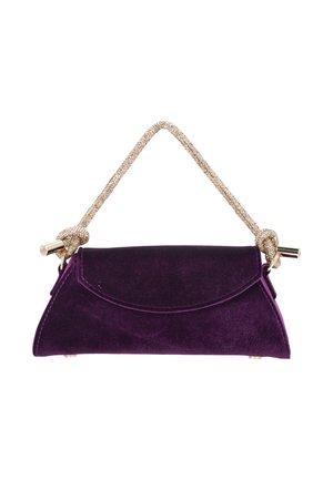 Fioletowa torebka zamszowa z rączką w kolorze złotym, plecioną i zawiązaną na obu końcach, oraz z zakrzywioną klapką zamykającą.