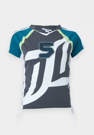 Šedé sportovní tričko s krátkým rukávem s velkým bílým abstraktním potiskem, tyrkysovými rukávy s limetkovými akcenty a výrazným číslem 5 na hrudi.