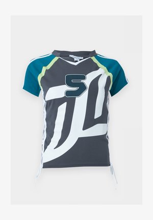 Šedé sportovní tričko s krátkým rukávem s velkým bílým abstraktním potiskem, tyrkysovými rukávy s limetkovými akcenty a výrazným číslem 5 na hrudi.
