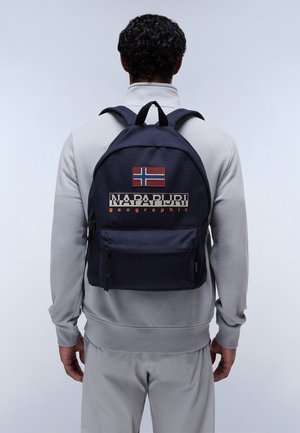 Zaino blu navy con una texture in tessuto, caratterizzato da una patch con la bandiera della Norvegia e il logo "NAPAPIJRI geographic" in colori audaci e contrastanti.