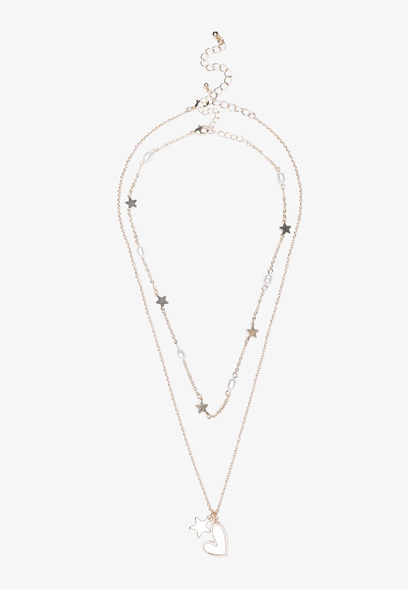 Collier superposé comprenant trois chaînes : métal doré avec des accents en étoile, perles argentées et un pendentif en forme de cœur. Fermoir ajustable.