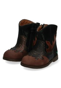 Botas de tobillo negras y marrones con un upper texturizado, patrón inspirado en reptiles en la puntera y cierre de cremallera. Accent verde en el talón.