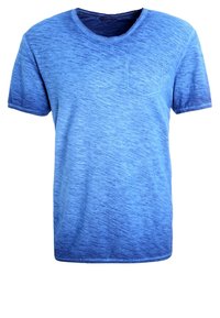 Niebieska, krótko rękawowa koszulka z delikatną teksturą, z małą kieszonką na piersi i okrągłym dekoltem. Gradient kolorów jest jednolity.