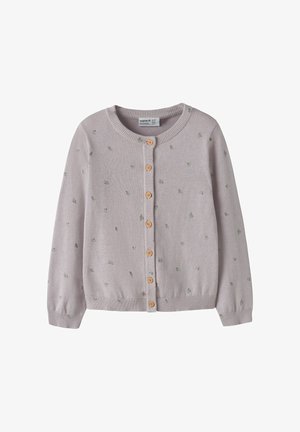 Lys lilla strikket cardigan med små grønne blomstermønstre og treknapper nedover midten, med ribbestrikkede mansjetter og kant.