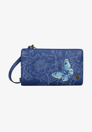 Blauwe leren portemonnee met een bloemen reliëfdesign, een blauwe vlinderapplicatie en een decoratieve metalen bloemenaccent. Inclusief een polsband.