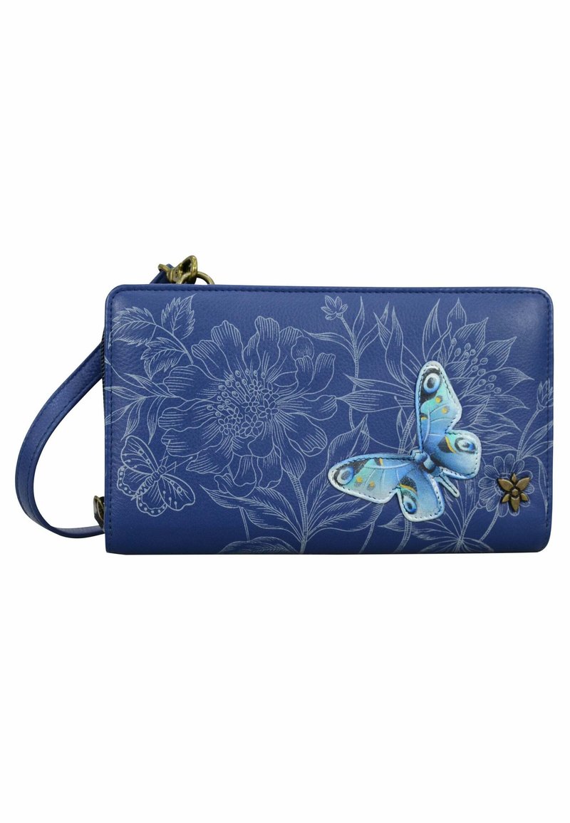 Blauwe leren portemonnee met een bloemen reliëfdesign, een blauwe vlinderapplicatie en een decoratieve metalen bloemenaccent. Inclusief een polsband.