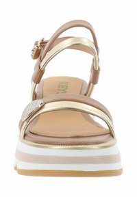 Sandali platform beige con cinturini metallici oro, tomaia testurizzata e accenti in strass trasparenti. Suola spessa a righe in bianco, beige e marrone.